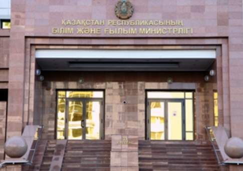 МОН РК предложило провести в парламенте открытые общественные слушания по учебникам